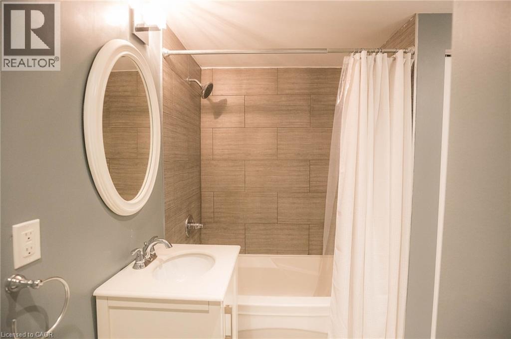 96 PATHFINDER Crescent, Kitchener, Ontario, N2P1S6 — Photo 16