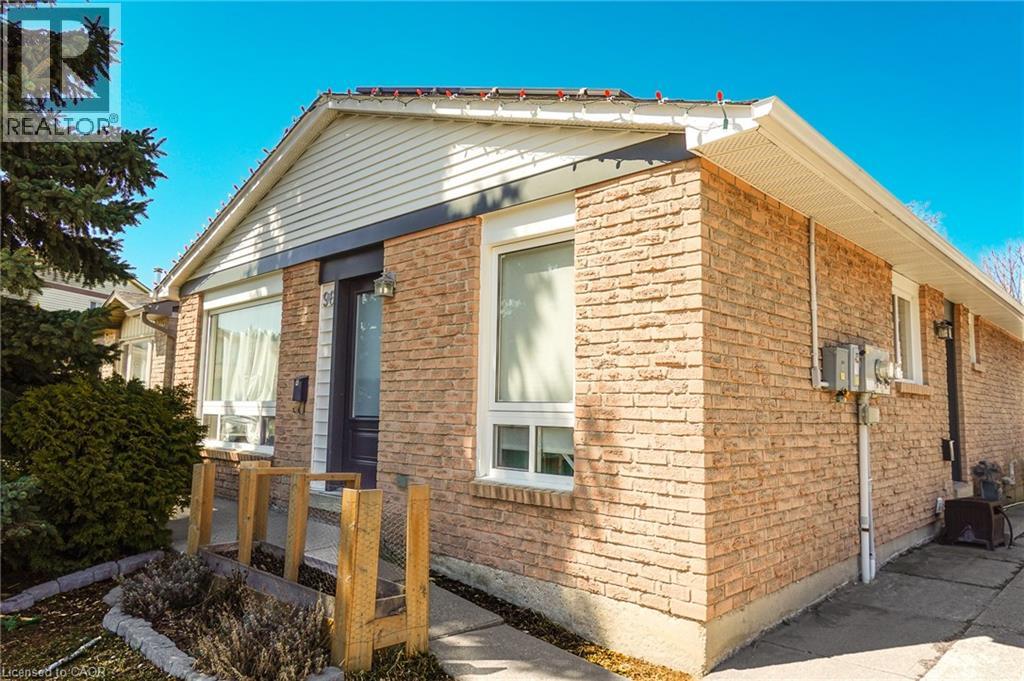 96 PATHFINDER Crescent, Kitchener, Ontario, N2P1S6 — Photo 2