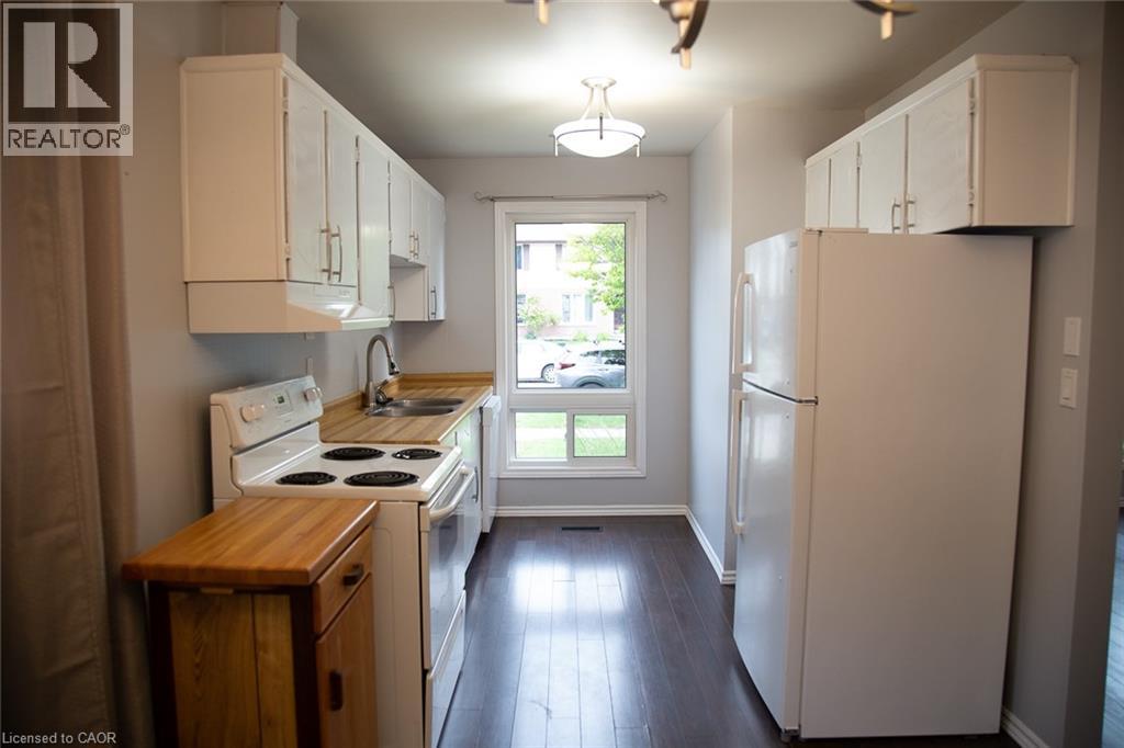 96 PATHFINDER Crescent, Kitchener, Ontario, N2P1S6 — Photo 8