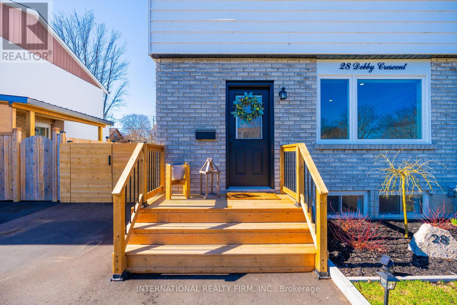 28 DEBBY CRESCENT, Brantford, Ontario, N3R7A4 — Photo 2