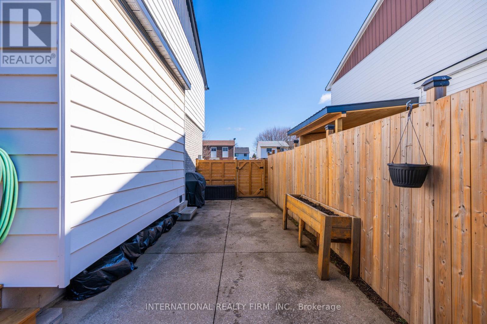 28 DEBBY CRESCENT, Brantford, Ontario, N3R7A4 — Photo 27