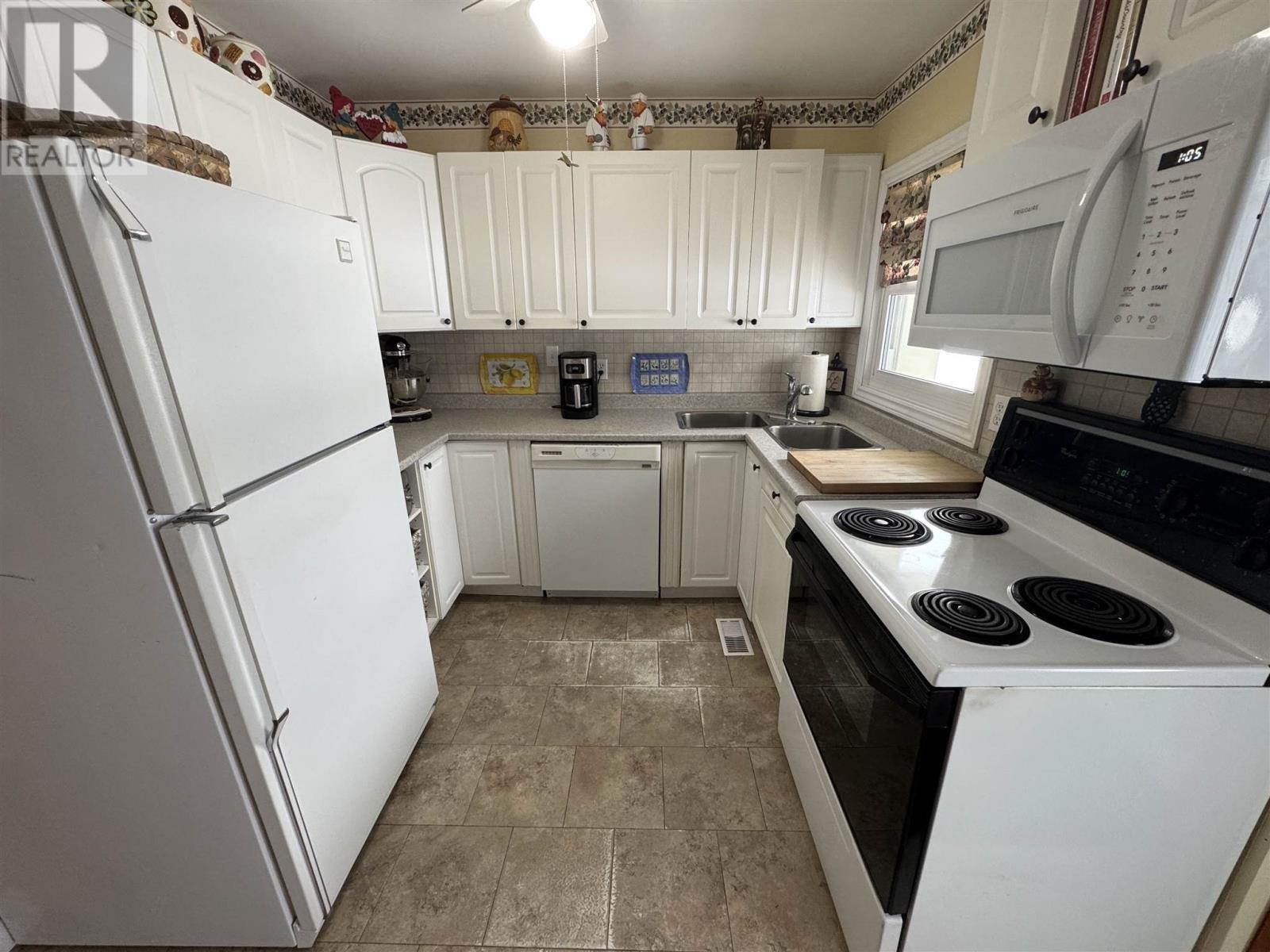 143 Dieppe AVE, Elliot Lake, Ontario, P5A1H6 — Photo 3