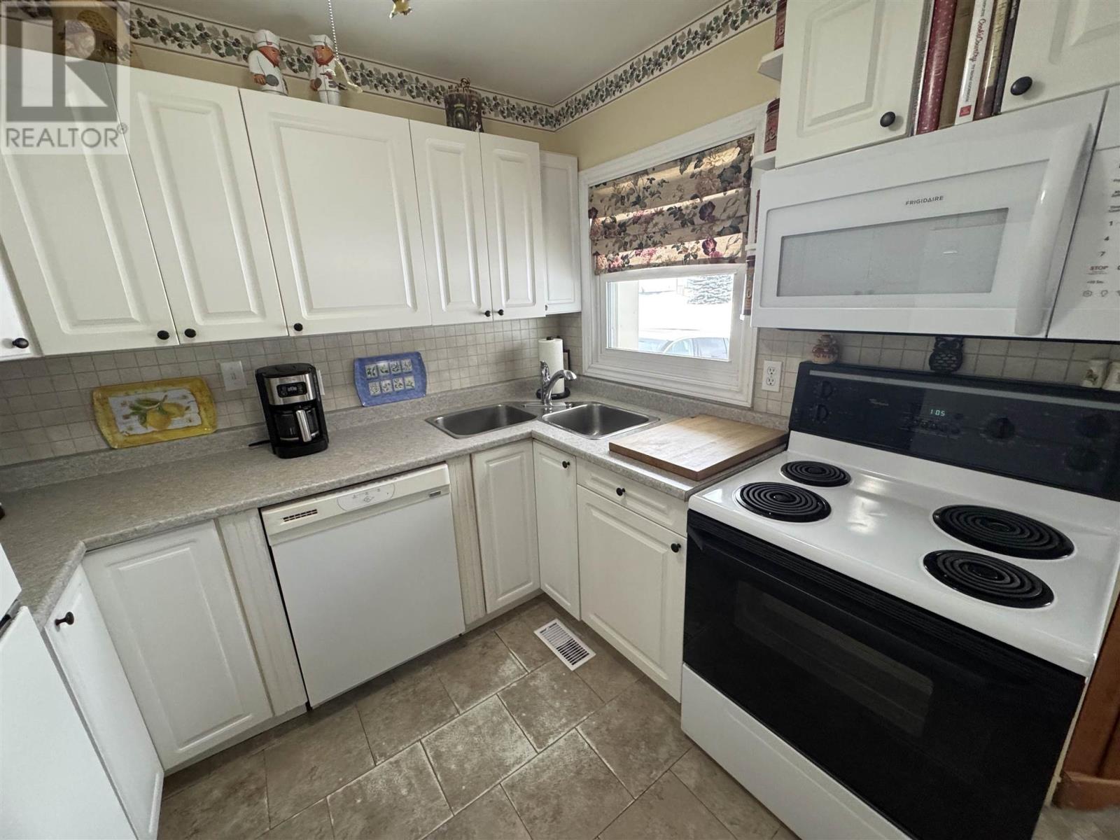 143 Dieppe AVE, Elliot Lake, Ontario, P5A1H6 — Photo 4