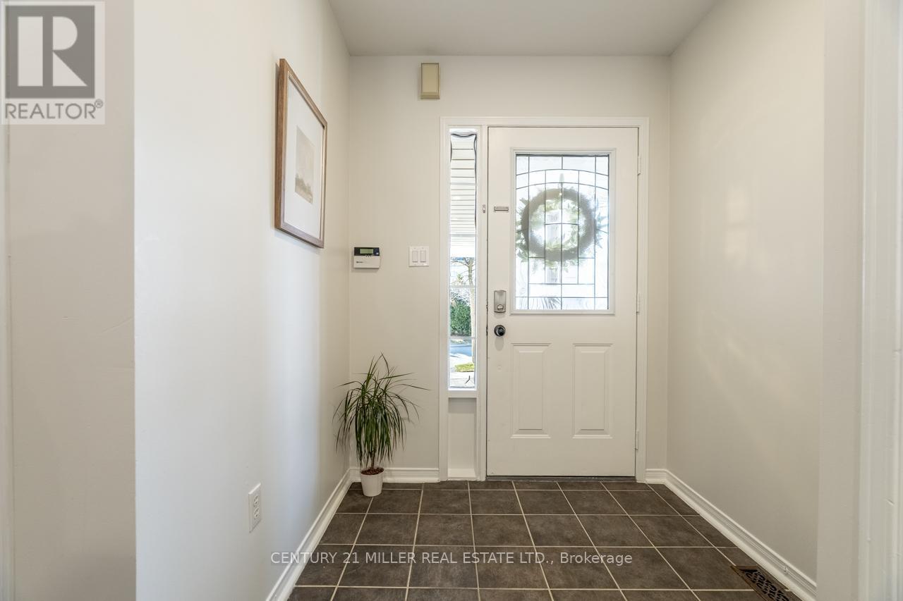 53 DILLS CRESCENT, Milton (DE Dempsey), Ontario, L9T5P2 — Photo 3