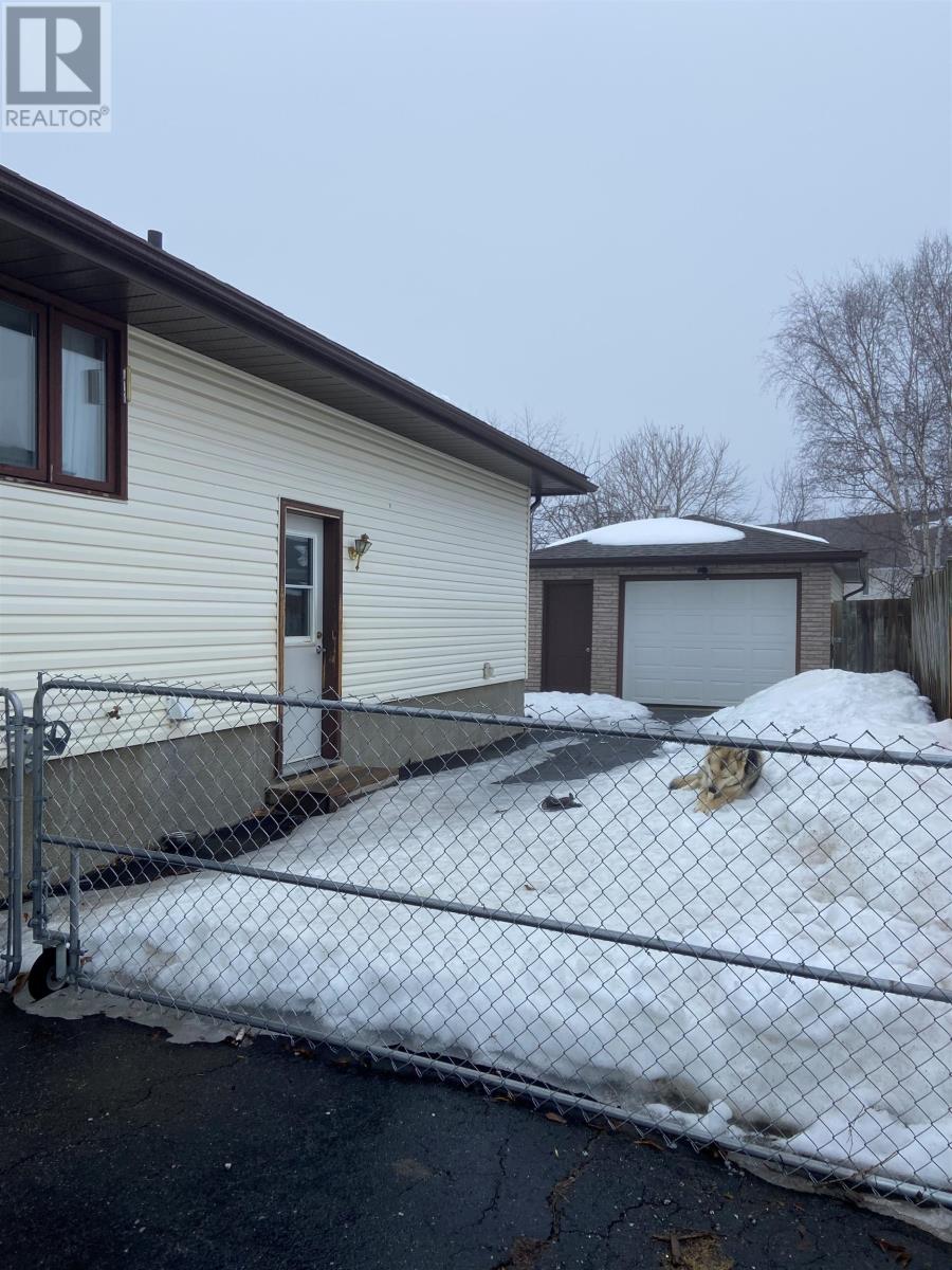 432 Gemstone DR, Thunder Bay, Ontario, P7G1B1 — Photo 2