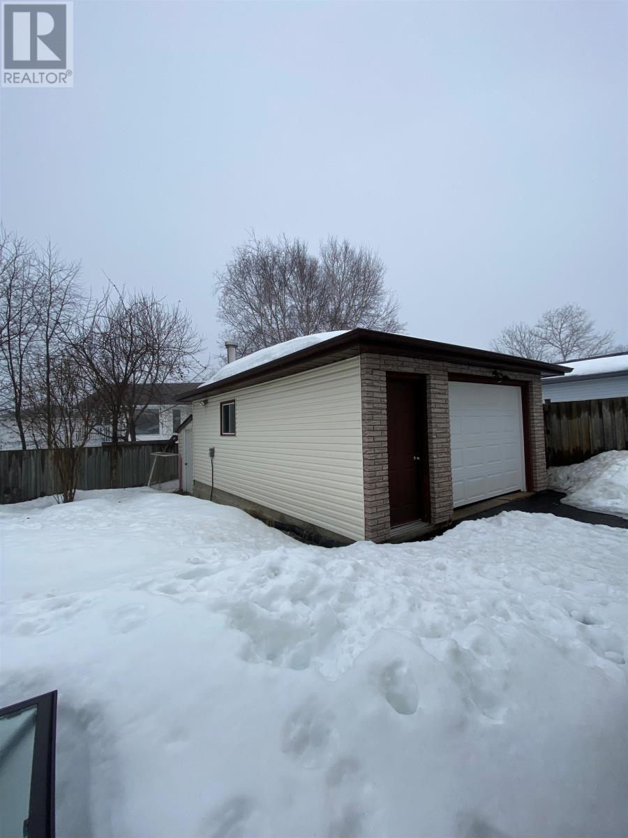 432 Gemstone DR, Thunder Bay, Ontario, P7G1B1 — Photo 3