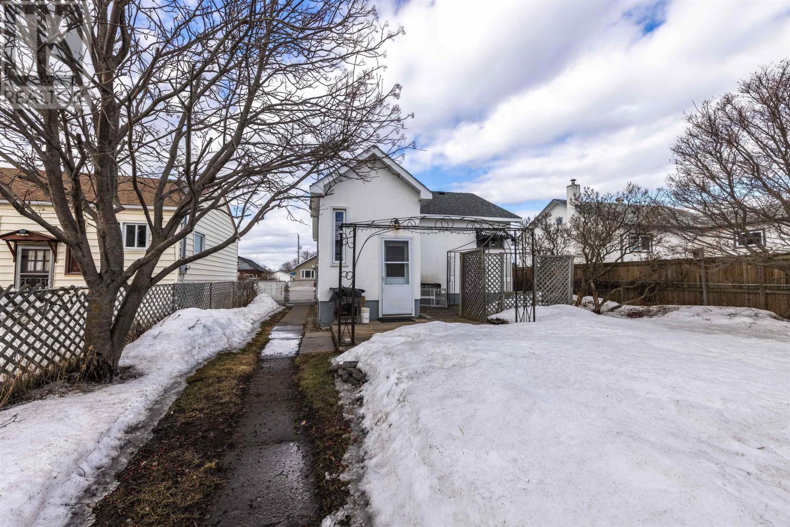 608 Gore ST W, Thunder Bay, Ontario, P7E3S3 — Photo 2