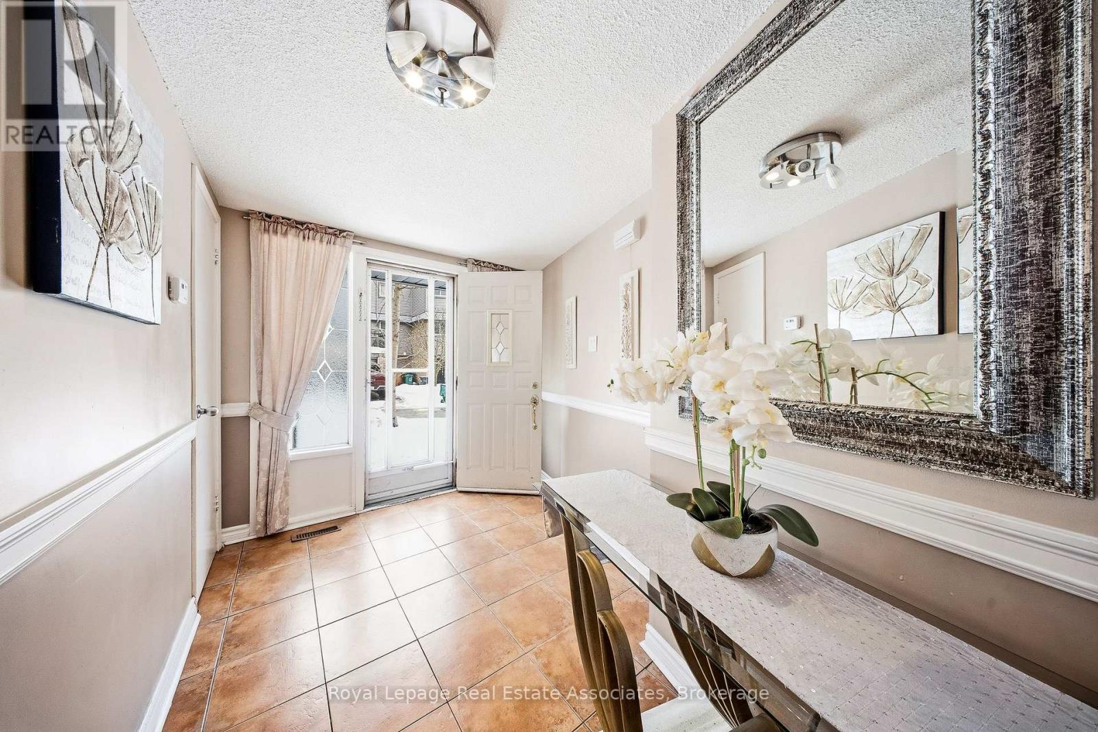 111 - 2315 BROMSGROVE ROAD, Mississauga (Clarkson), Ontario, L5J4A6 — Photo 2