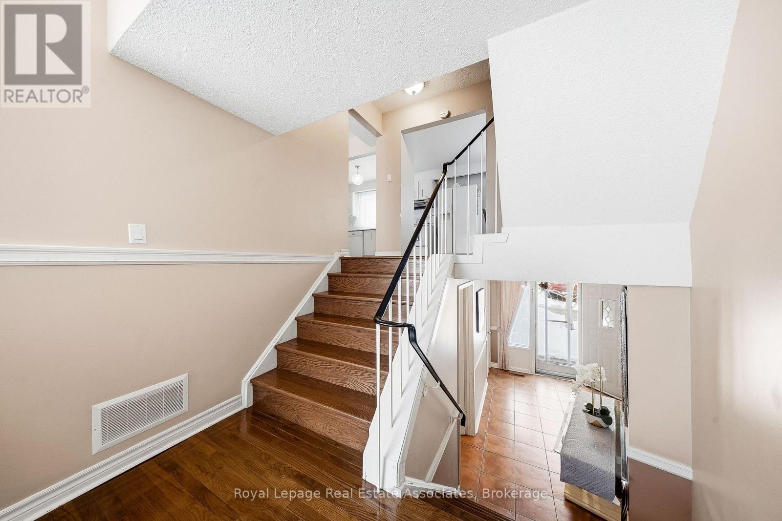 111 - 2315 BROMSGROVE ROAD, Mississauga (Clarkson), Ontario, L5J4A6 — Photo 3