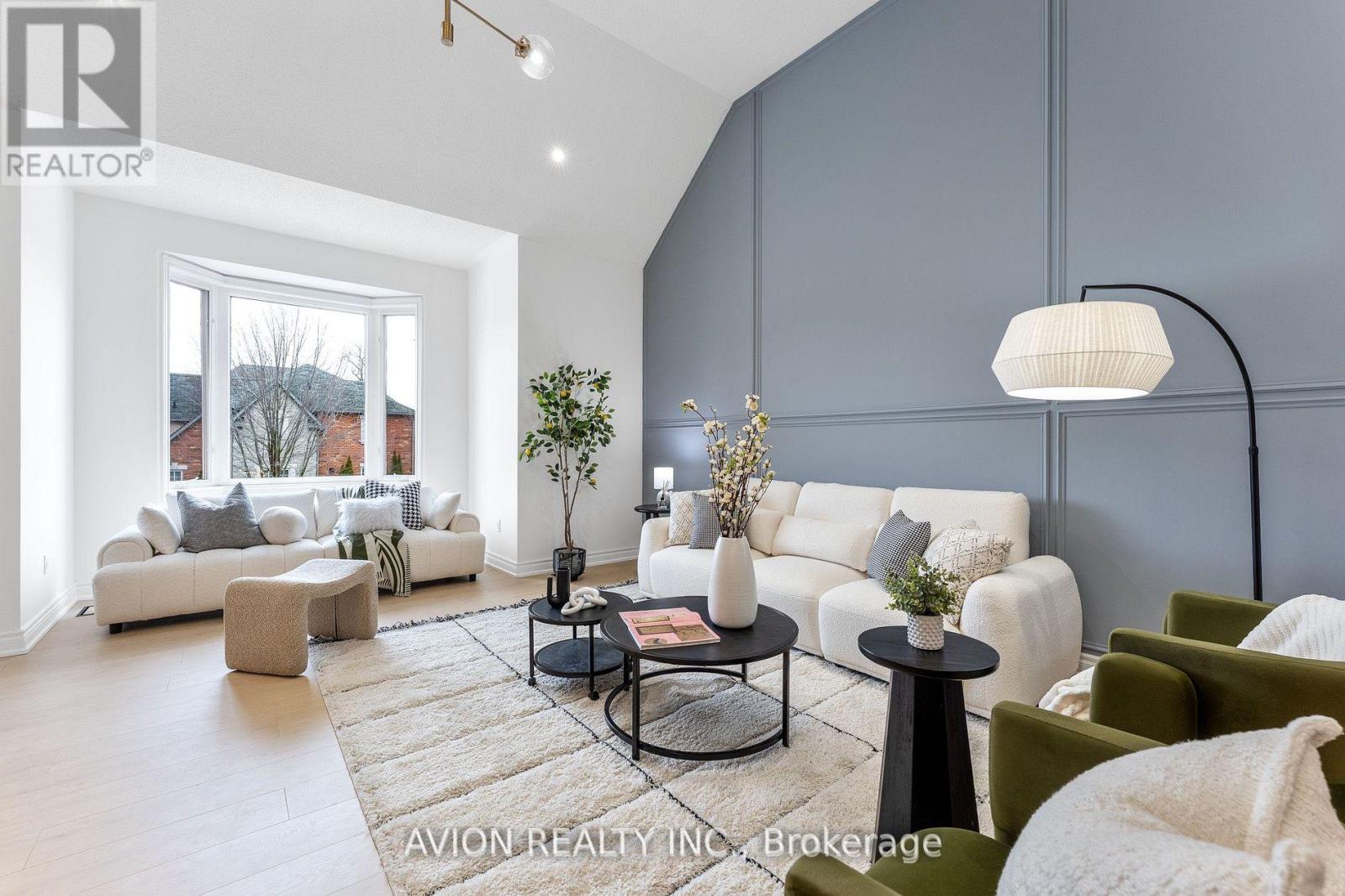 33 BROCKDALE STREET, Richmond Hill (Oak Ridges), Ontario, L4E4W1 — Photo 2