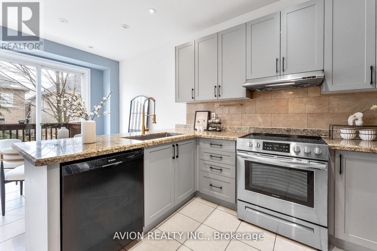 33 BROCKDALE STREET, Richmond Hill (Oak Ridges), Ontario, L4E4W1 — Photo 5