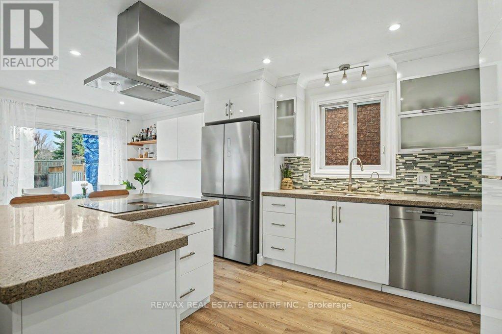 32 MARISA STREET, Kitchener, Ontario, N2K3V8 — Photo 2