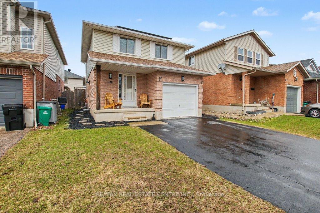 32 MARISA STREET, Kitchener, Ontario, N2K3V8 — Photo 3