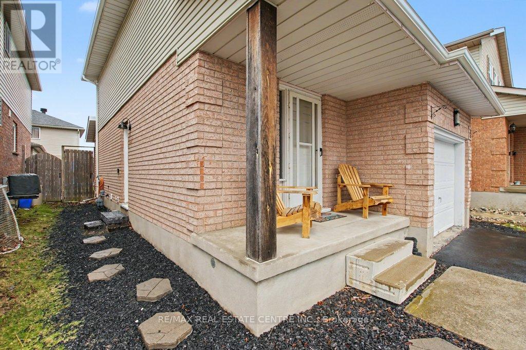 32 MARISA STREET, Kitchener, Ontario, N2K3V8 — Photo 6