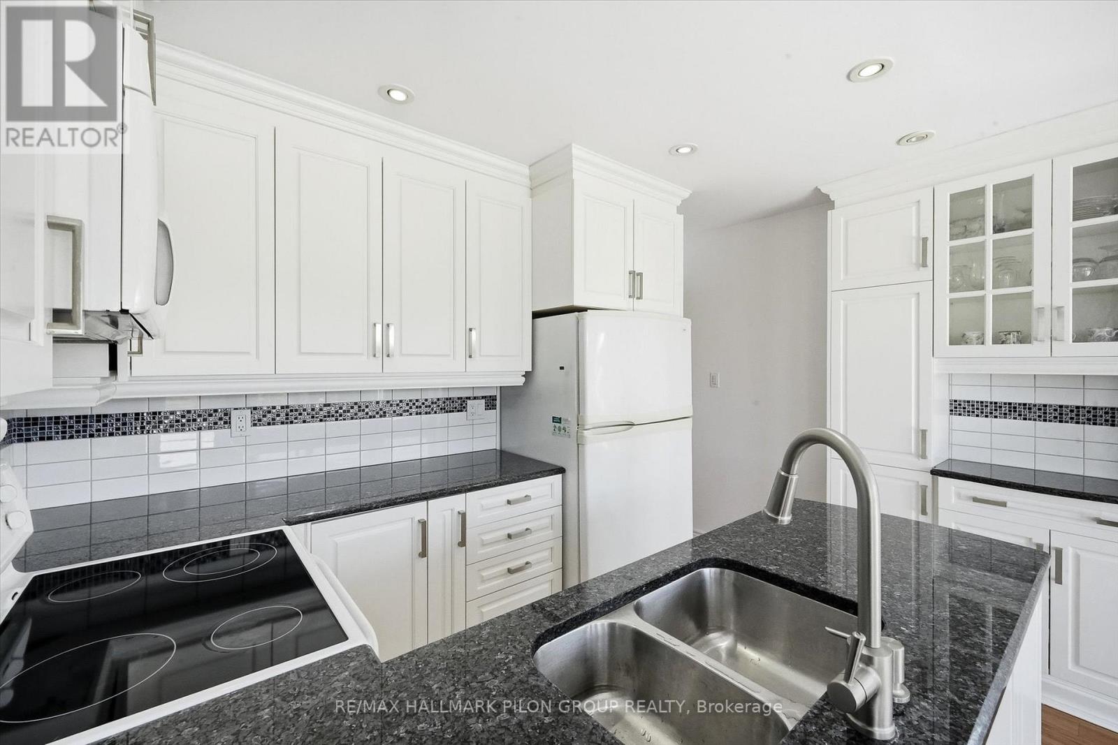 1354 MOUNTAINSIDE CRESCENT, Ottawa, Ontario, K1E3G5 — Photo 5