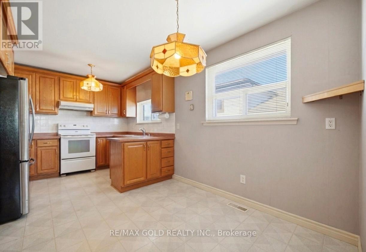 877 CONSORT CRESCENT, Mississauga (Erindale), Ontario, L5C1J8 — Photo 2