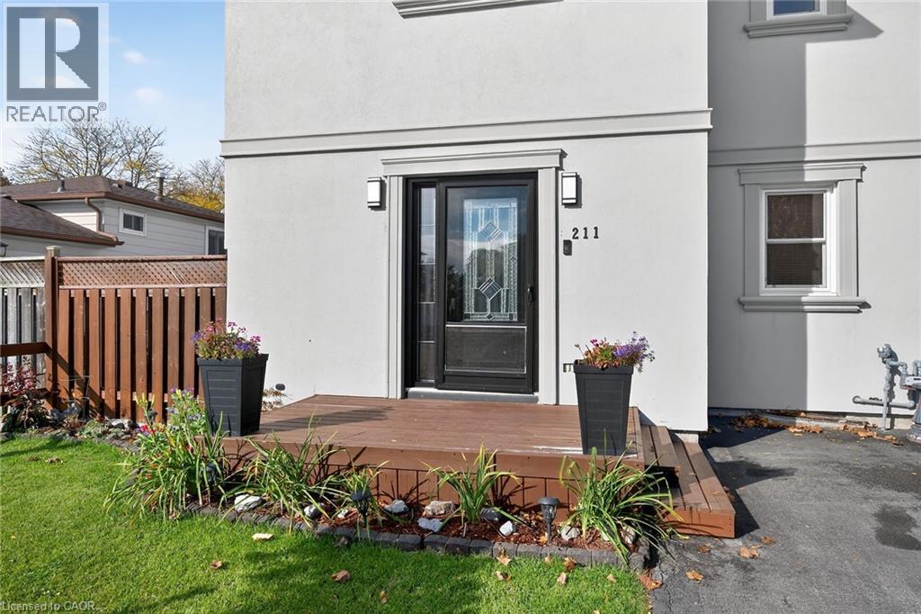 211 BIRCHCLIFFE Crescent, Hamilton, Ontario, L8T4L1 — Photo 4