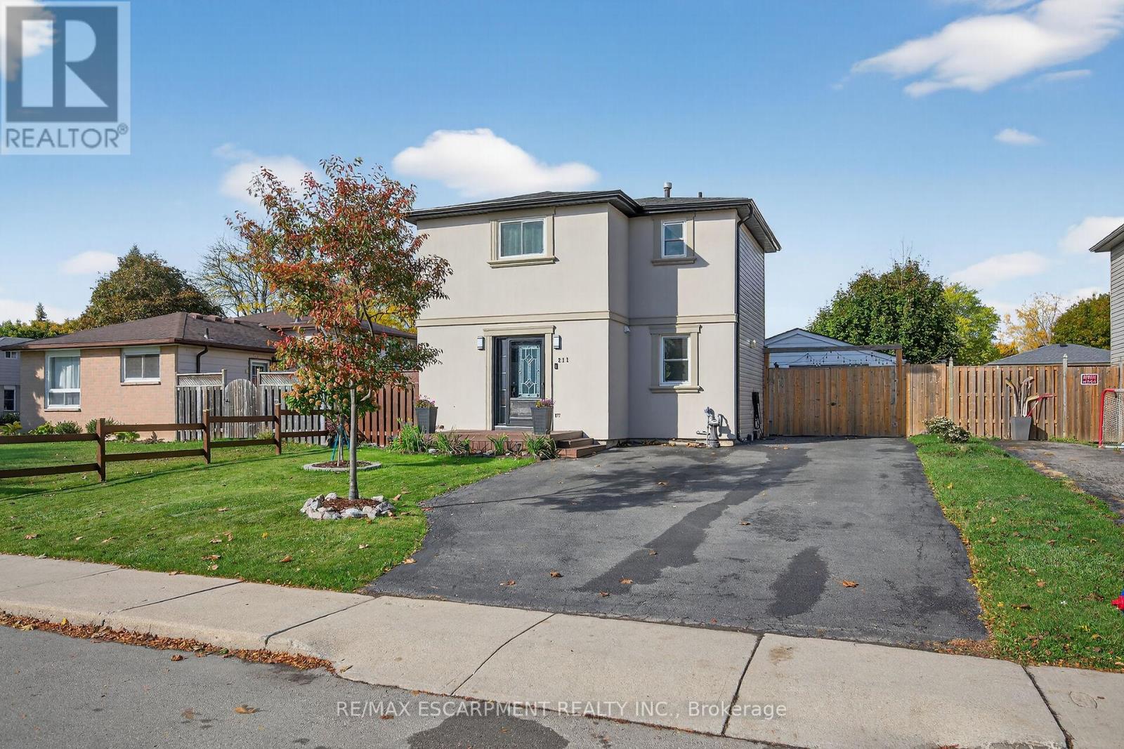 211 BIRCHCLIFFE CRESCENT, Hamilton (Berrisfield), Ontario, L8T4L1 — Photo 2