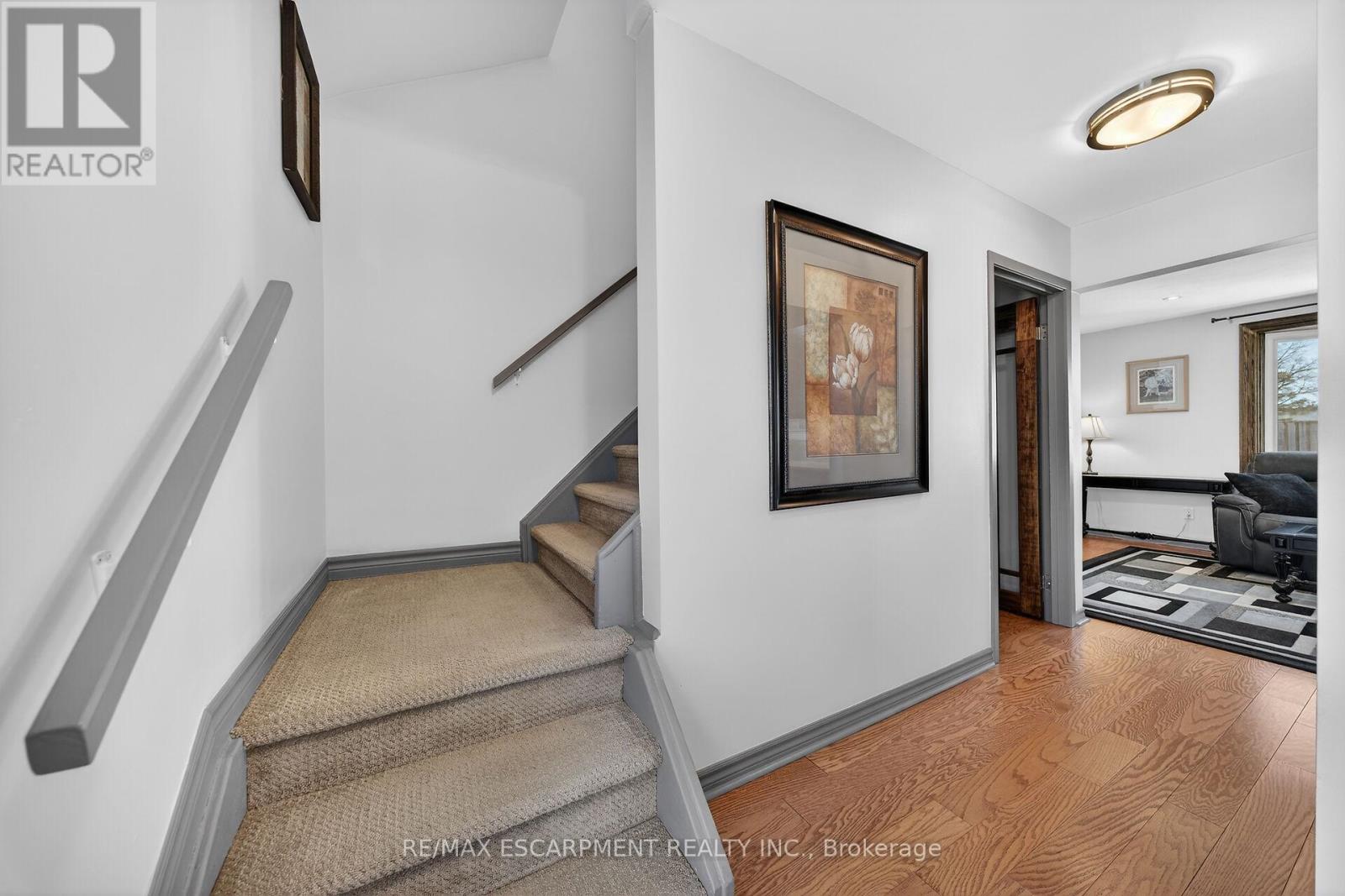 211 BIRCHCLIFFE CRESCENT, Hamilton (Berrisfield), Ontario, L8T4L1 — Photo 6