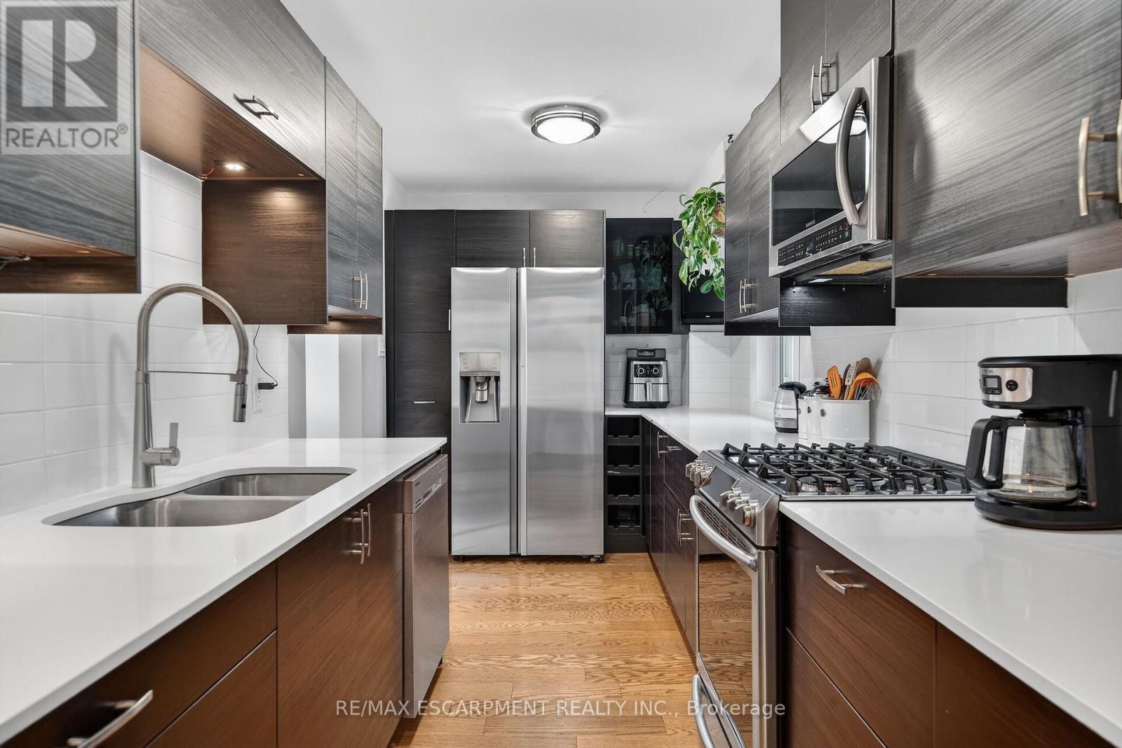 211 BIRCHCLIFFE CRESCENT, Hamilton (Berrisfield), Ontario, L8T4L1 — Photo 9