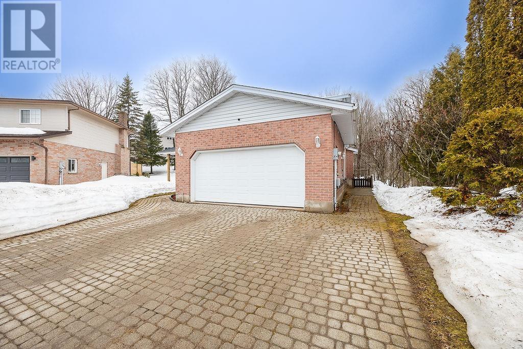 27 Plummer CT, Sault Ste. Marie, Ontario, P6B6E4 — Photo 2