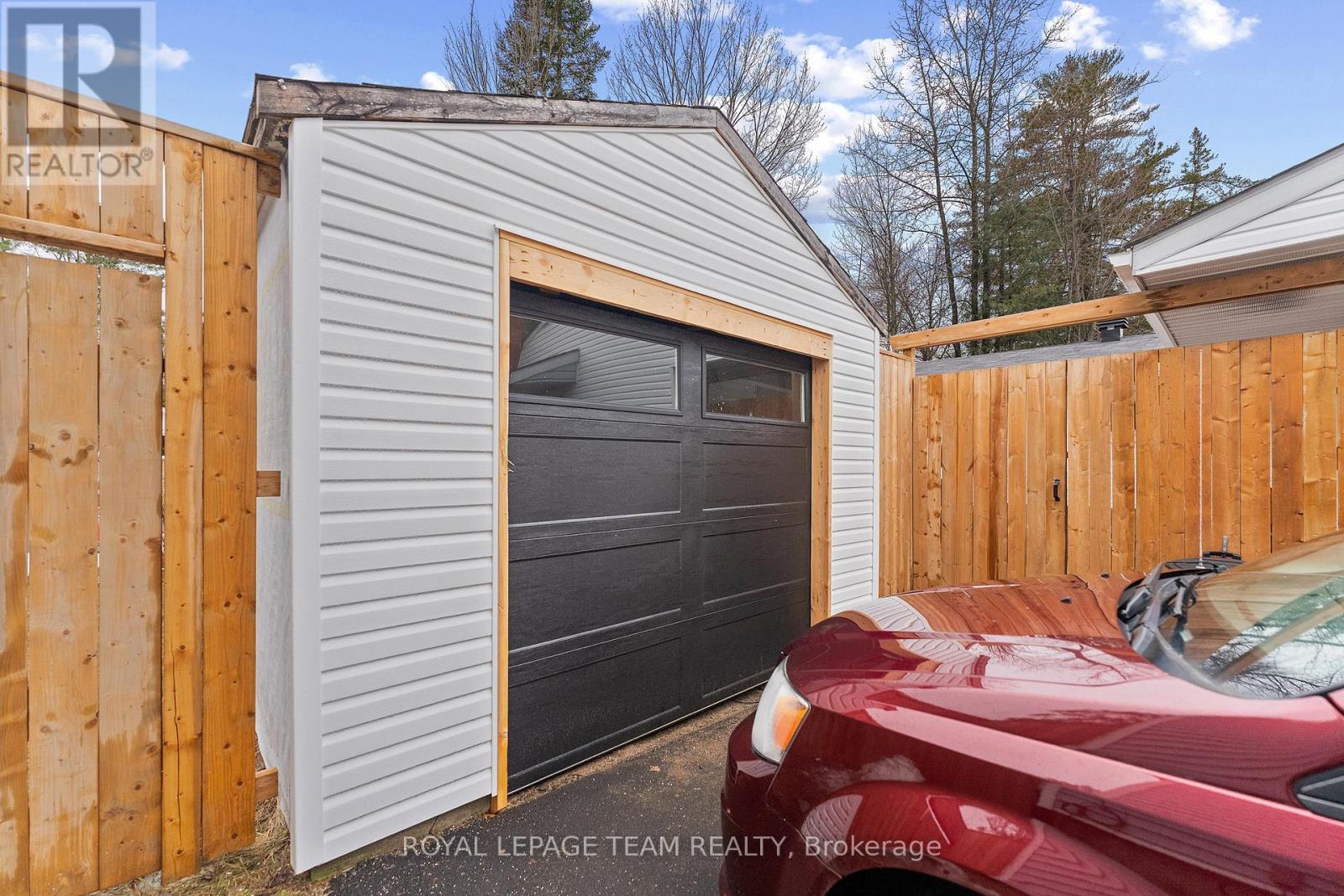 25 FRONTENAC CRESCENT, Deep River, Ontario, K0J1P0 — Photo 3