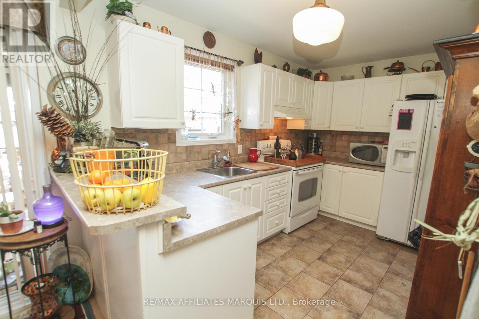 234 HEMLOCK CRESCENT, Cornwall, Ontario, K6H7M2 — Photo 2