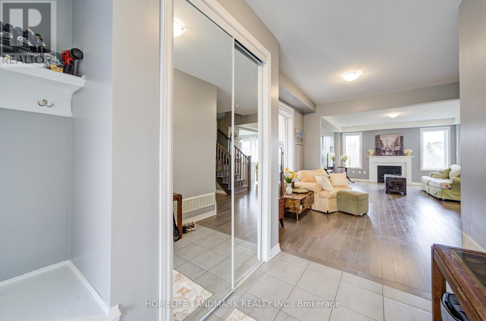 106 BARKERVILLE DRIVE, Whitby, Ontario, L1P0L8 — Photo 4