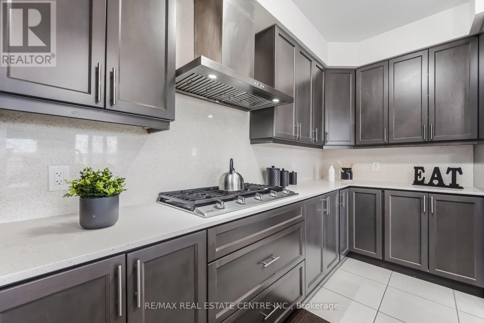 212 BROADACRE DRIVE, Kitchener, Ontario, N2R0S6 — Photo 2