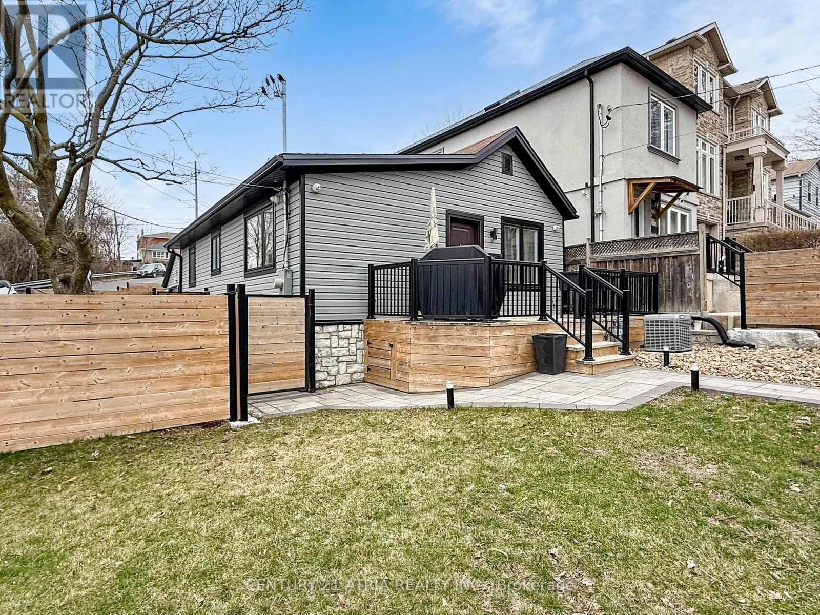 534 SILVERTHORN AVENUE, Toronto (Keelesdale-Eglinton West), Ontario, M6M3H9 — Photo 2