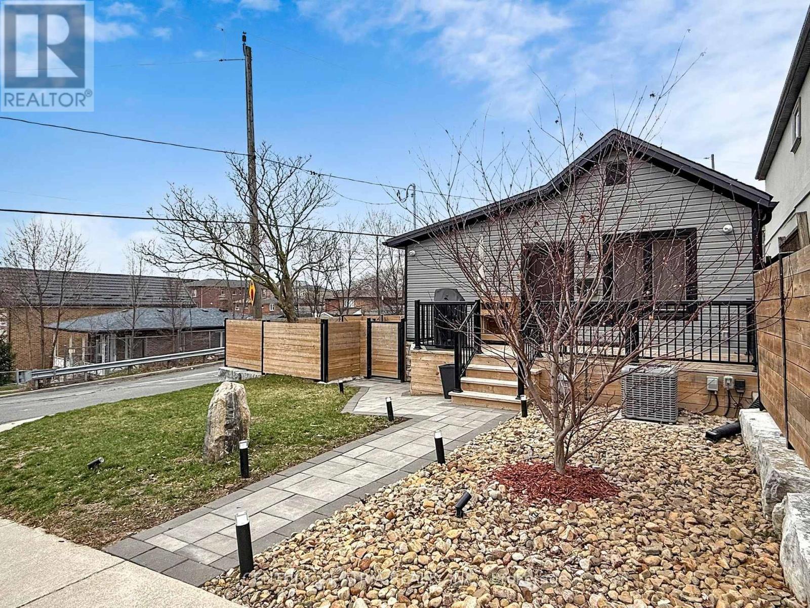 534 SILVERTHORN AVENUE, Toronto (Keelesdale-Eglinton West), Ontario, M6M3H9 — Photo 3