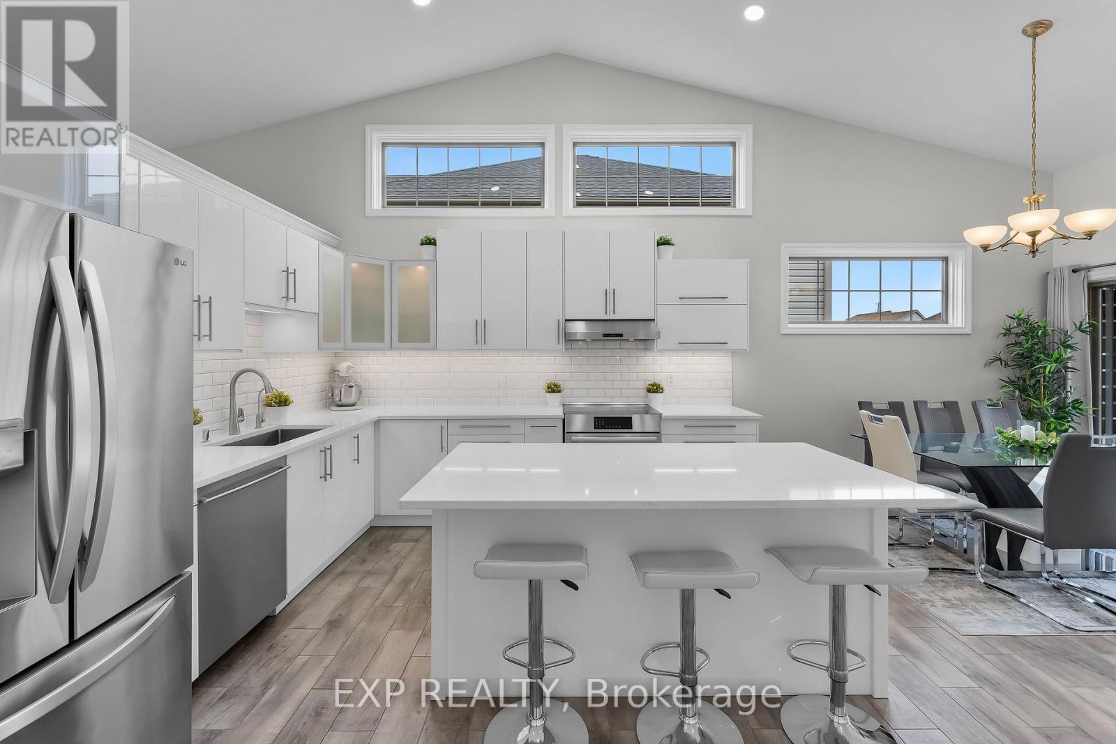 7032 KELLY DRIVE, Niagara Falls (Forestview), Ontario, L2H3J9 — Photo 2
