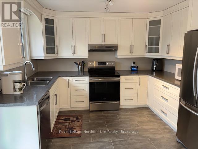 45 SABLE CRESCENT, North Bay (Birchaven), Ontario, P1A3X6 — Photo 2