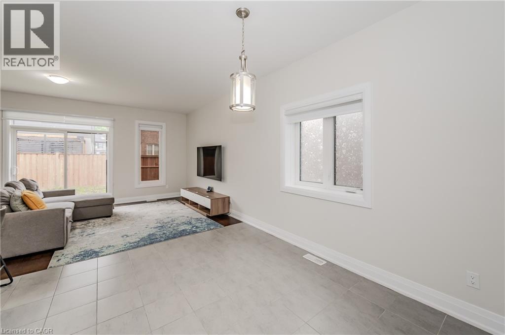 119 MONARCH WOODS Drive, Kitchener, Ontario, N2P0K2 — Photo 9