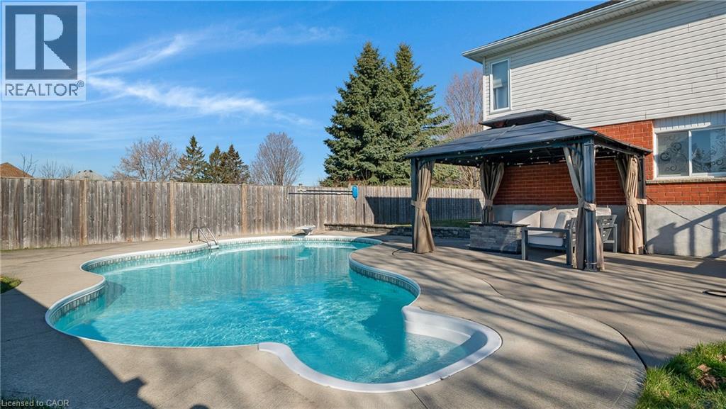 158 MCMEEKEN Drive, Cambridge, Ontario, N3C4C6 — Photo 4