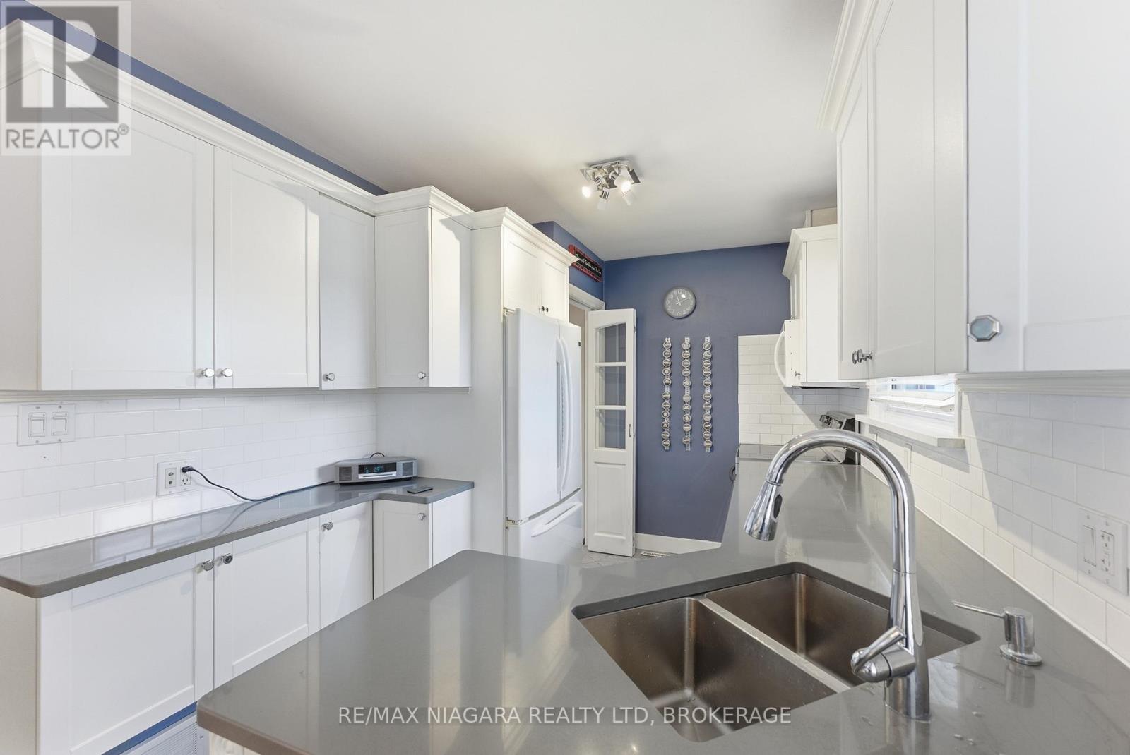 6596 HUGGINS STREET, Niagara Falls (Stamford), Ontario, L2J1H4 — Photo 3