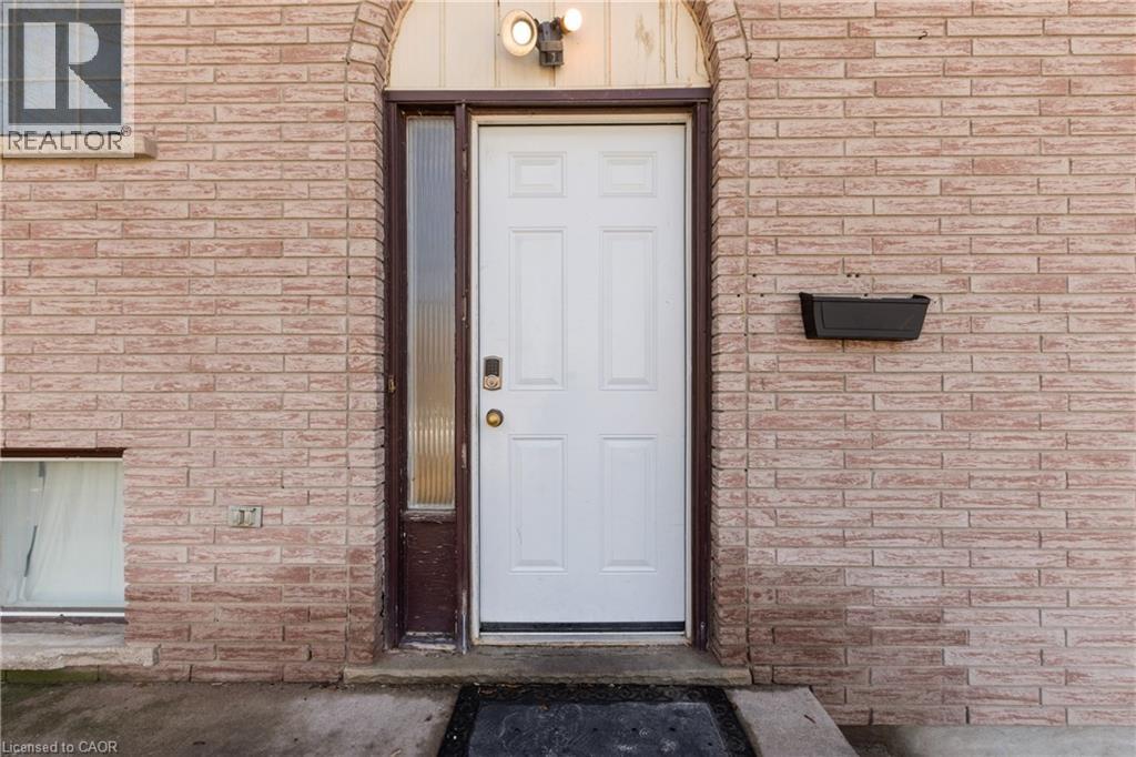 23 AMHERST Drive, Kitchener, Ontario, N2P1E1 — Photo 2