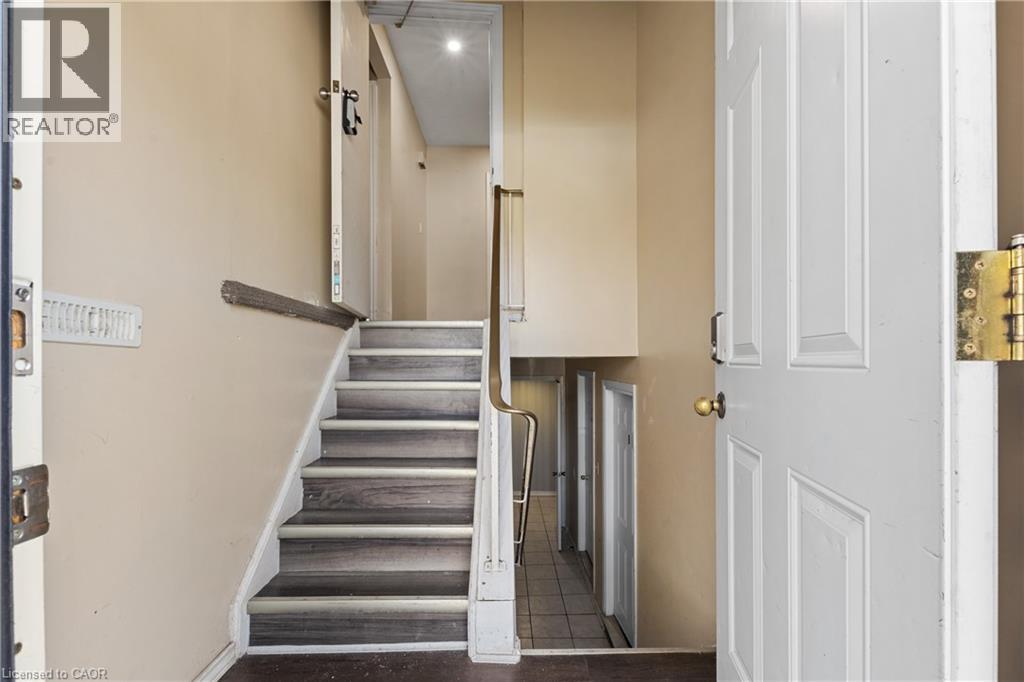 23 AMHERST Drive, Kitchener, Ontario, N2P1E1 — Photo 3