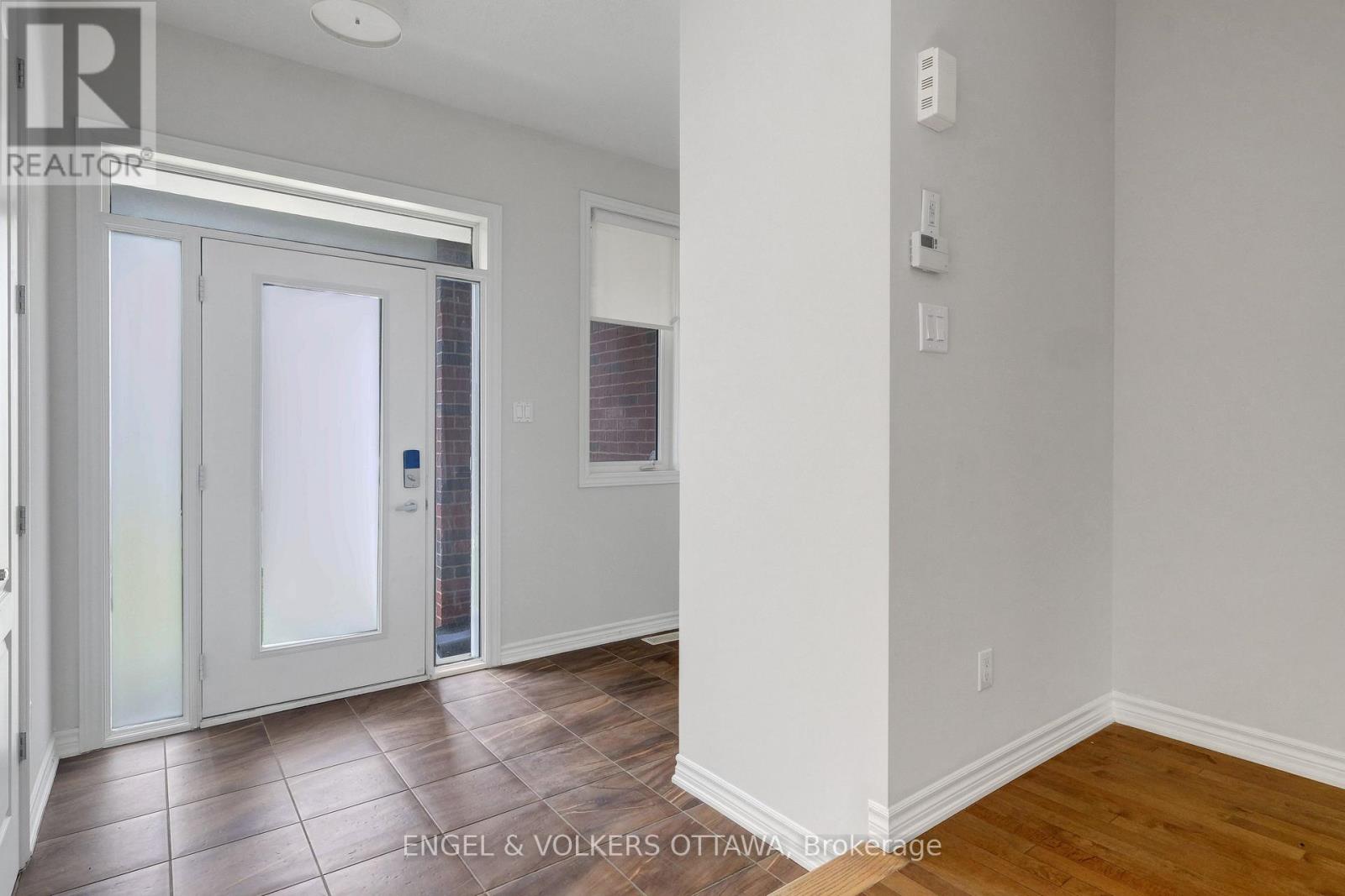 305 LAMARCHE AVENUE, Ottawa, Ontario, K1W0M6 — Photo 2