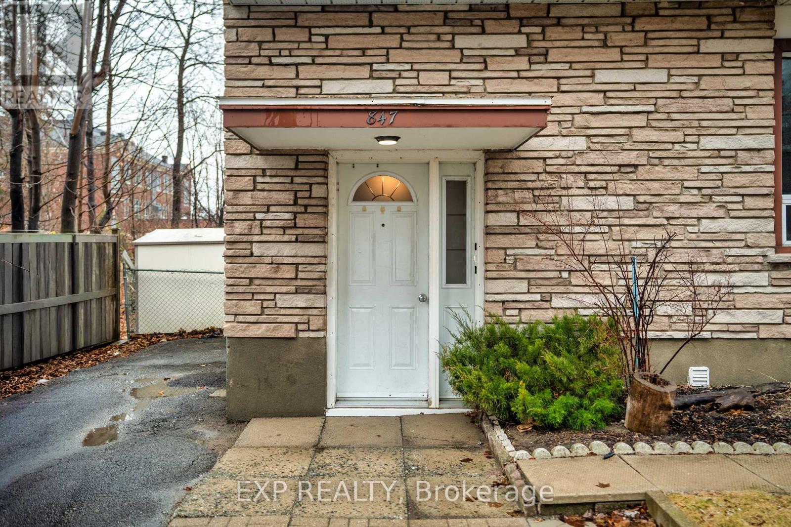 847 PINEWOOD CRESCENT, Ottawa, Ontario, K2B5Y3 — Photo 2