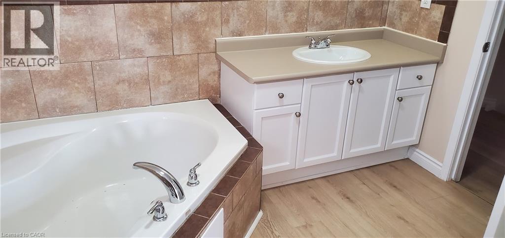 725 PARIS Boulevard, Waterloo, Ontario, N2T2X9 — Photo 17