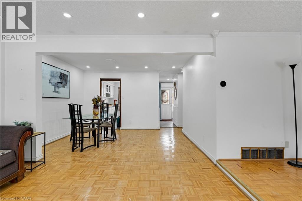 1180 MISSISSAUGA VALLEY Boulevard Unit# 4, Mississauga, Ontario, L5A3M9 — Photo 6