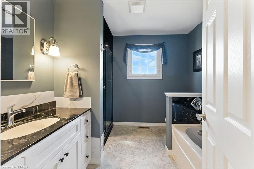 207 ROBINSON Road, Brantford, Ontario, N3T5L7 — Photo 2