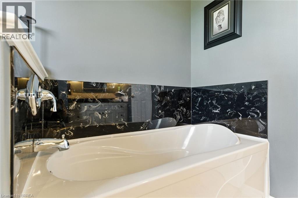 207 ROBINSON Road, Brantford, Ontario, N3T5L7 — Photo 6