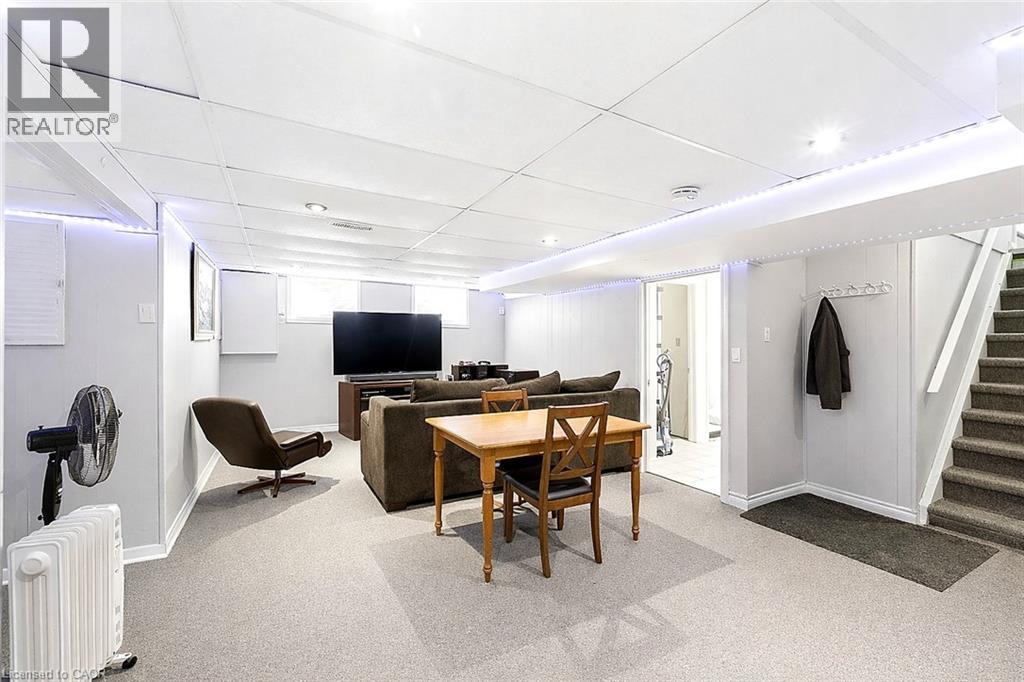 13 WESTVIEW Crescent, Waterdown, Ontario, L8B0E4 — Photo 9