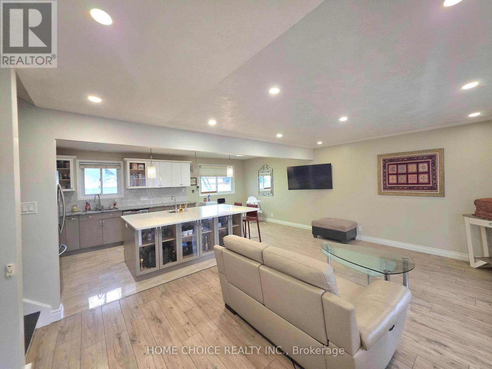 130 CHAMPLAIN CRESCENT, Kitchener, Ontario, N2B2Y6 — Photo 4