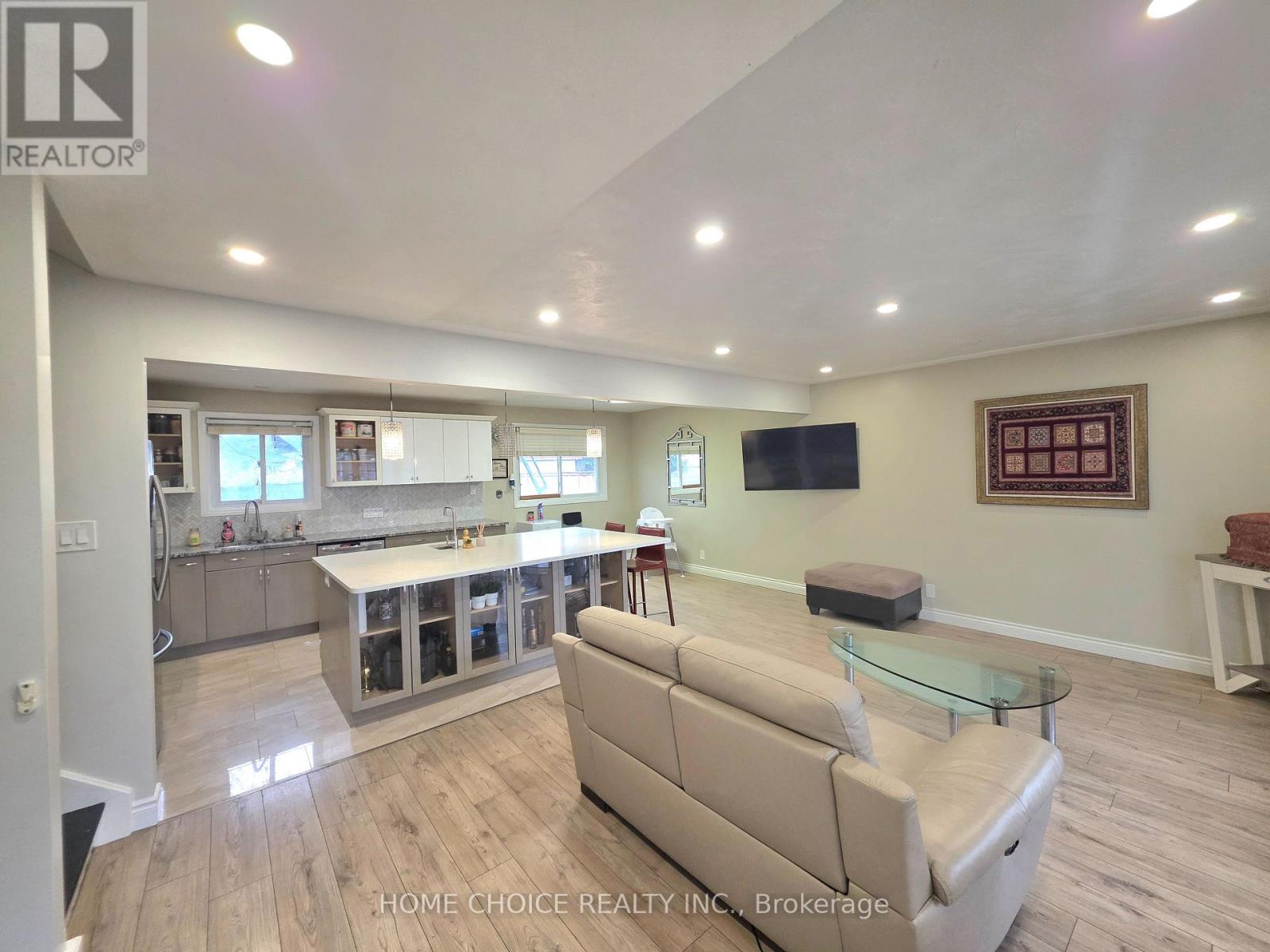 130 CHAMPLAIN CRESCENT, Kitchener, Ontario, N2B2Y6 — Photo 8