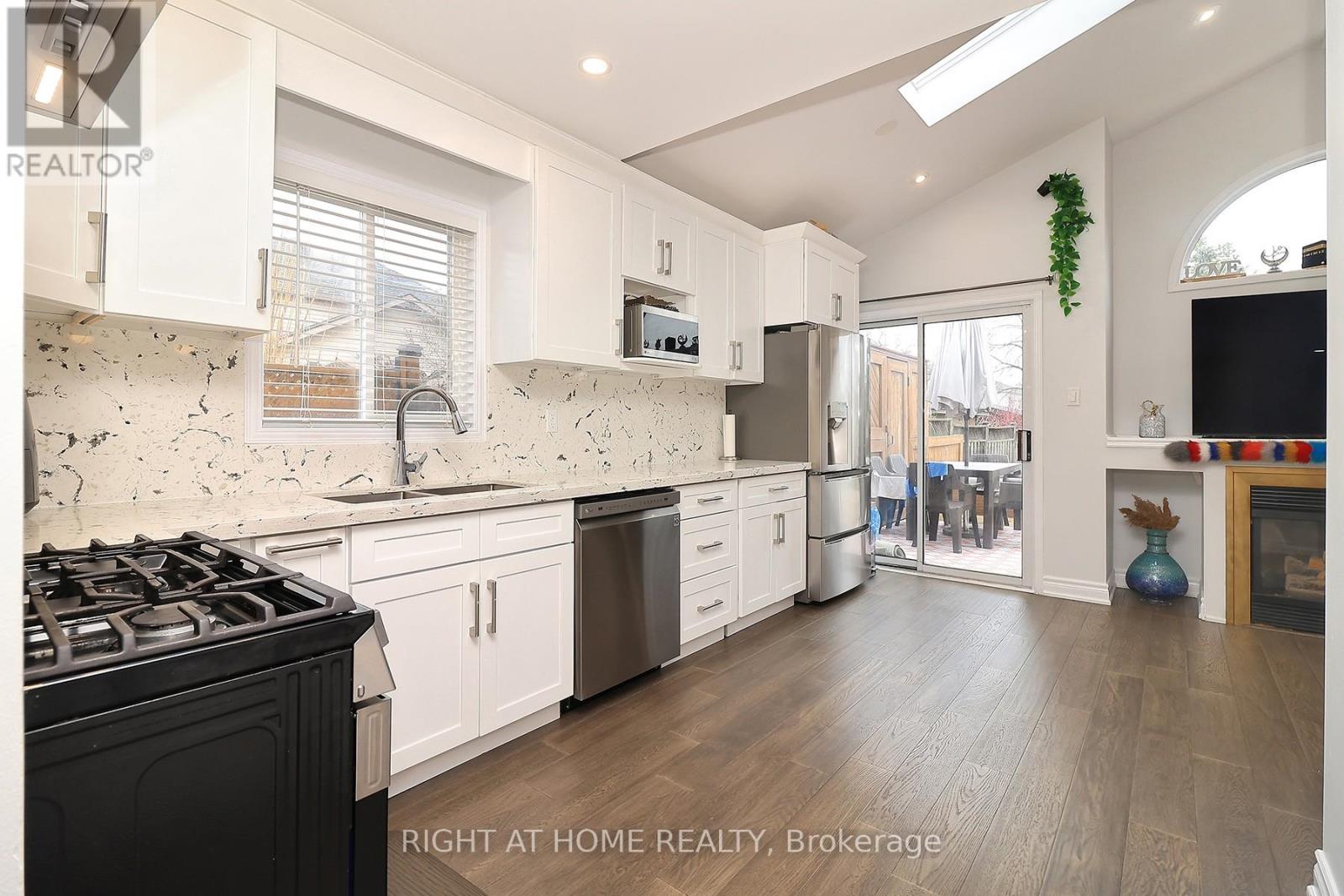 27 FOUNDRY LANE, Whitby (Williamsburg), Ontario, L1P1M5 — Photo 8