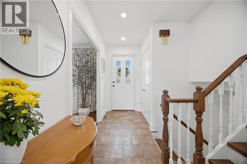 188 WHITE PINES Drive, Burlington, Ontario, L7L4E4 — Photo 3