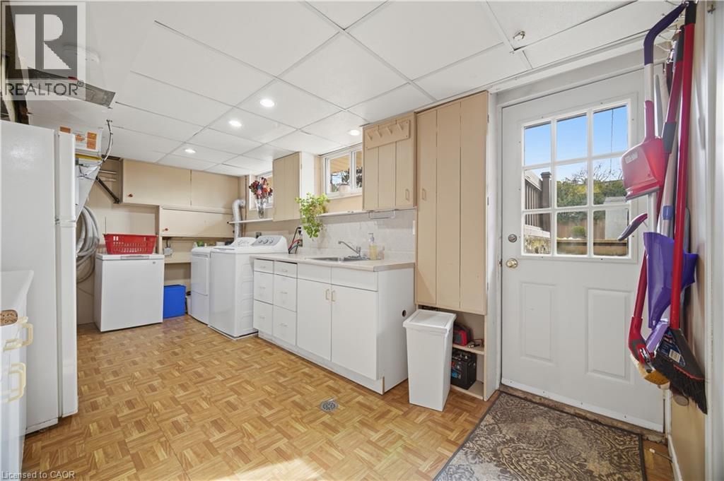 188 WHITE PINES Drive, Burlington, Ontario, L7L4E4 — Photo 39